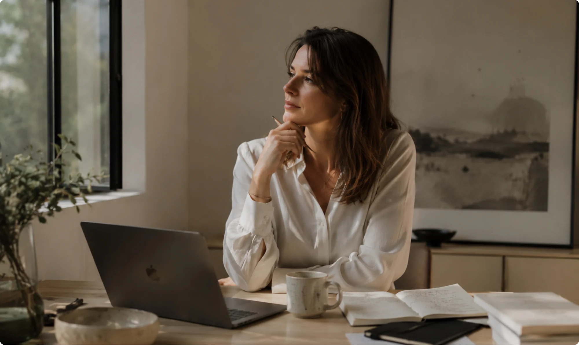 Femme Bureau Ordinateur Réflexion